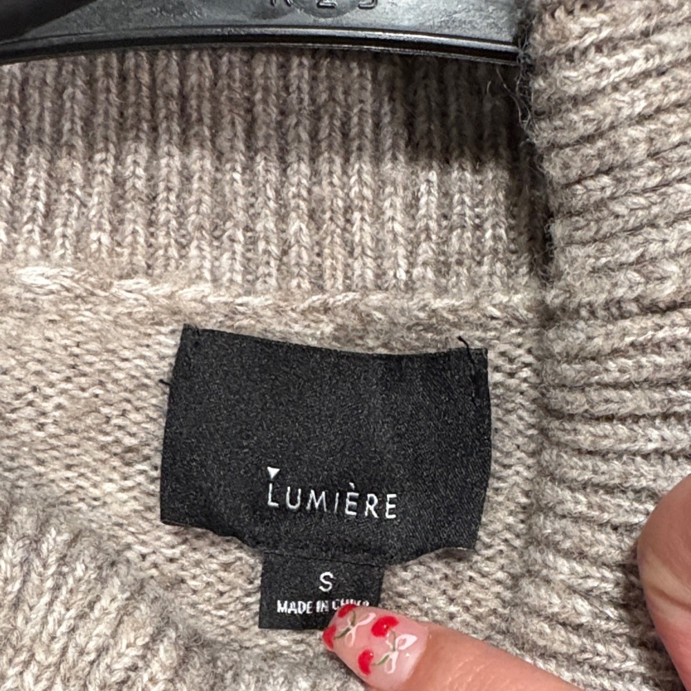 LUMIÈRE Cozy Gray Turtleneck Sweater - Picture 3 of 3